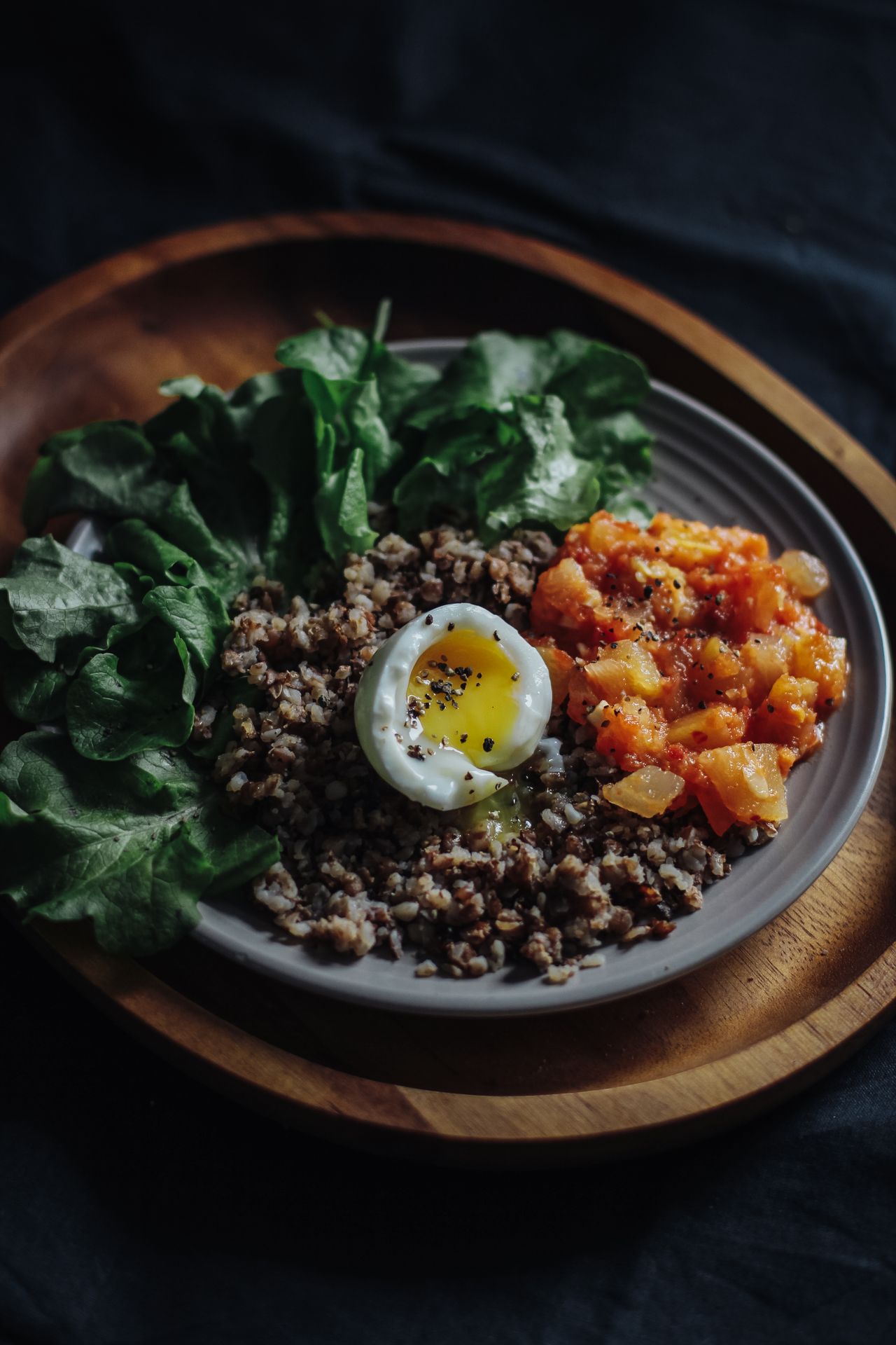 Assiette composée de légumes, céréales et d’un œuf