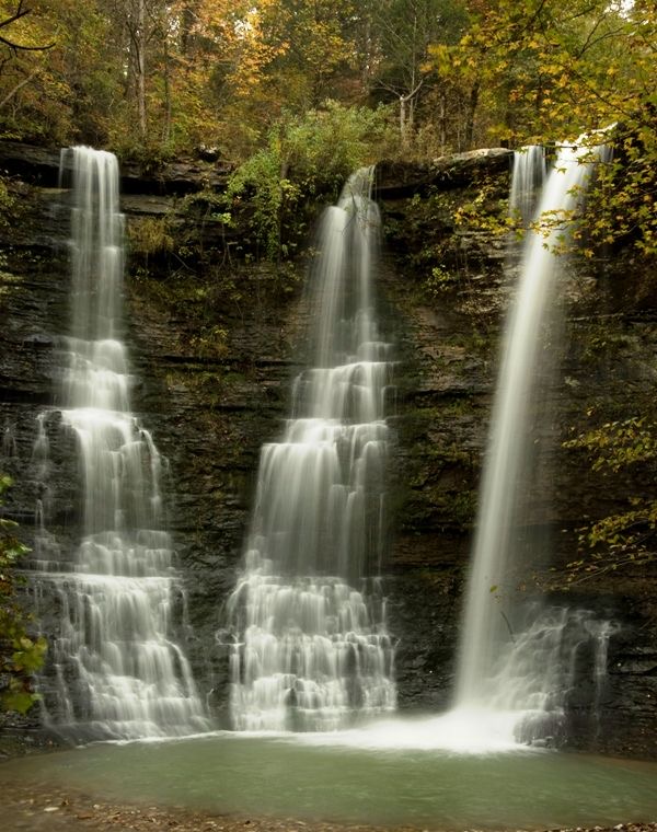 Trois cascades naturelles se déversant dans un même bassin